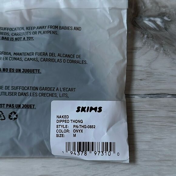 SKIMS NAKED DIPPED THONG ONYX M NWT IN PACKAGING - Picture 5 of 6
